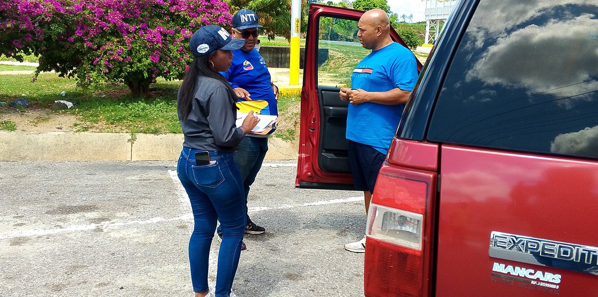 ORRioChico1's tweet photo. #Movilidad | Los servidores públicos del #INTT Higuerote supervisan, los vehículos particulares y de transporte público que transitan por la avenida Bicentenaria con el objetivo de orientar a los conductores sobre la legalidad y la vigencia de su documentación reglamentaria. https://t.co/jlFXoEOEFH