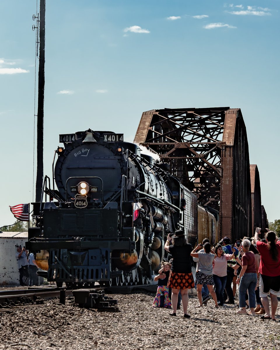 SPhotography78's tweet photo. Union Pacific's Big Boy No. 4014 crossing into Oklahoma from Texas over the Red River.

@kfor
@koconews
@mikemorgankfor
@news9
#bigboy #unionpacific #upbigboy4014 #bigboy4014 #train #oklahomaphotographer #travelok #visitok #myok https://t.co/yCl3bePDHo