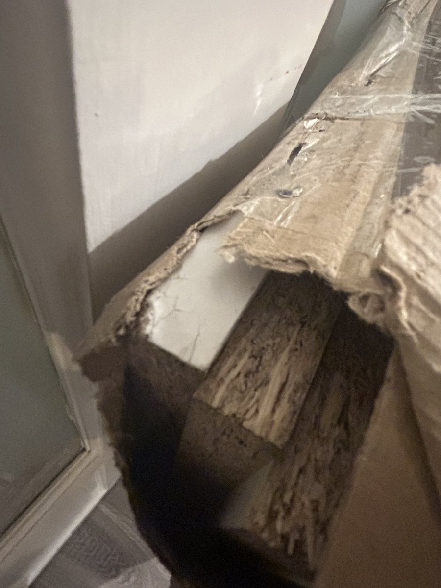 L_Wareing's tweet photo. When Argos think it's ok to deliver an item like this! 😡😡 @ArgosHelpers @Argos_Online https://t.co/UGf7va5I9Q