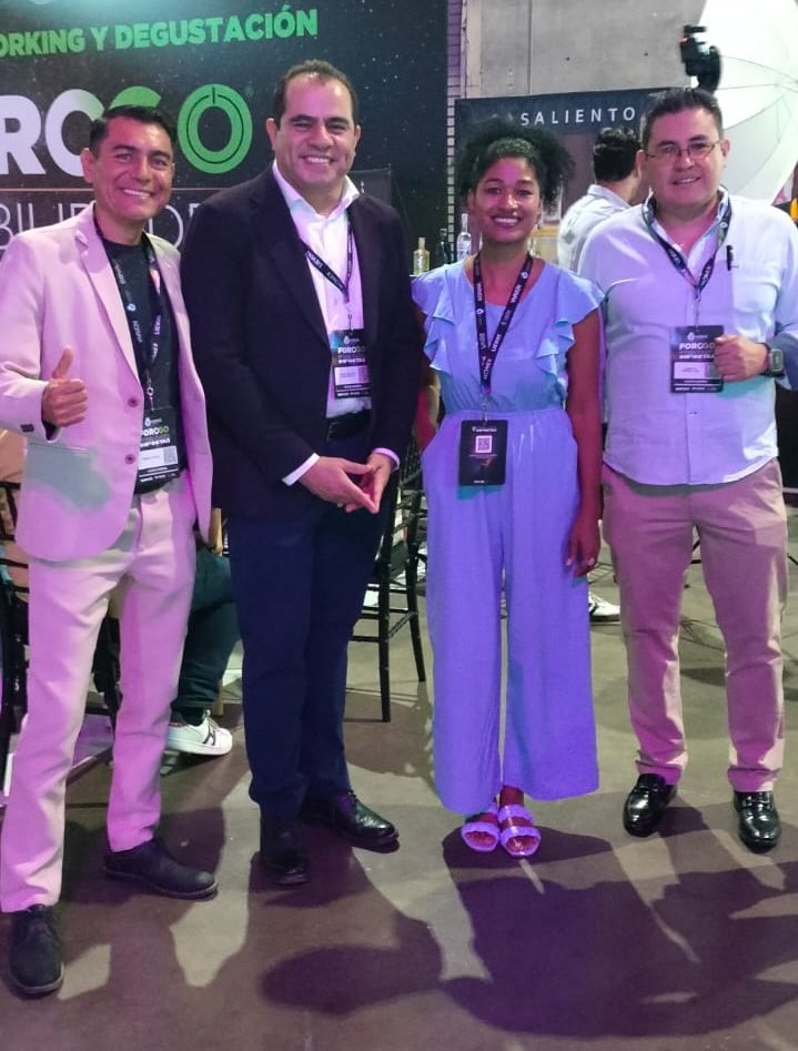 JUANP_DELEON's tweet photo. Pura gente chingona en el #ForoGo de @COFOCE https://t.co/K8JXlg3gHW