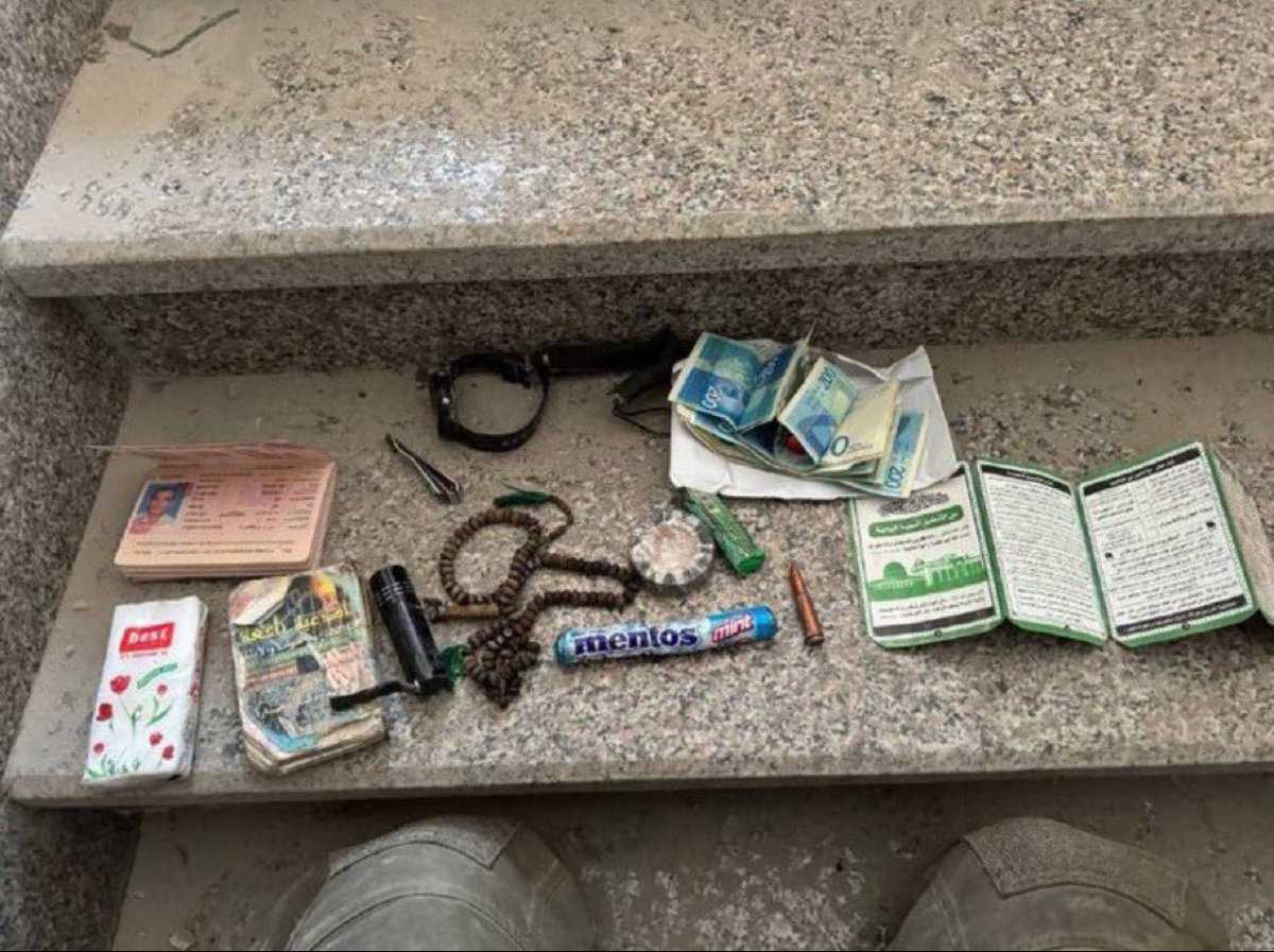 gurbetogli's tweet photo. Ceplerinde tesbih, ellerinde kalaşnikof; yaşadıkları yüzyılın en şerefli mücadelesini veriyor, ümmetin izzetini tek başlarına müdafaa ediyorlar. Hayatları iman ve cihat. Bizim için tamamen irrasyonel, anlaşılması güç. Hangimiz yaşıyor, hangimiz ölü, onu Allah bilir. https://t.co/dTHxm94b2T