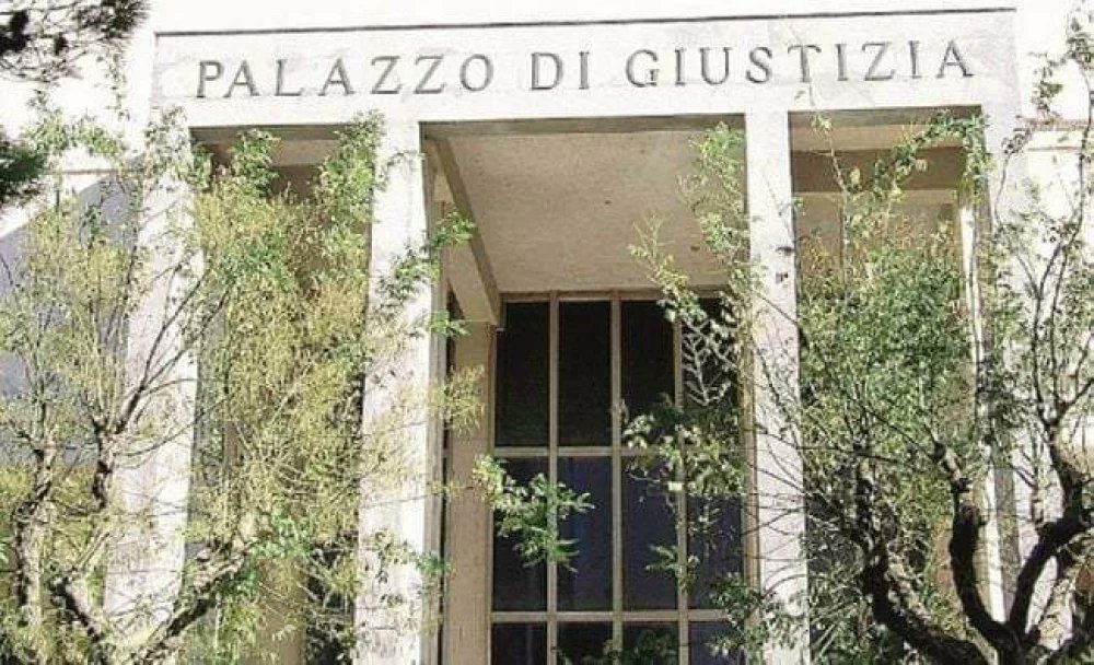 L’ordinanza del gip di Enna , che haarchiviato le querele per Pierelisa Rizzo e Filippo Occhino,  che riconosce loro il diritto di cronaca, ha un significato importante dato il profluvio di  norme che mirano ad annientare l’informazione libera”.
assostampasicilia.it/notizie/3424-c…