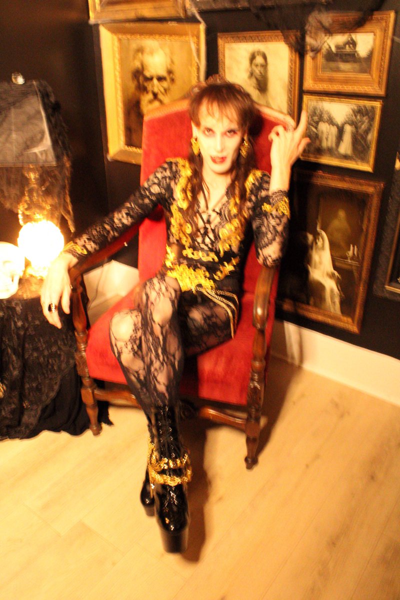 ARDENT4COLLAPSE's tweet photo. blurry outtake from my Baroque Vampire shoot 🩸🦇✨ https://t.co/urC89TC2Zo