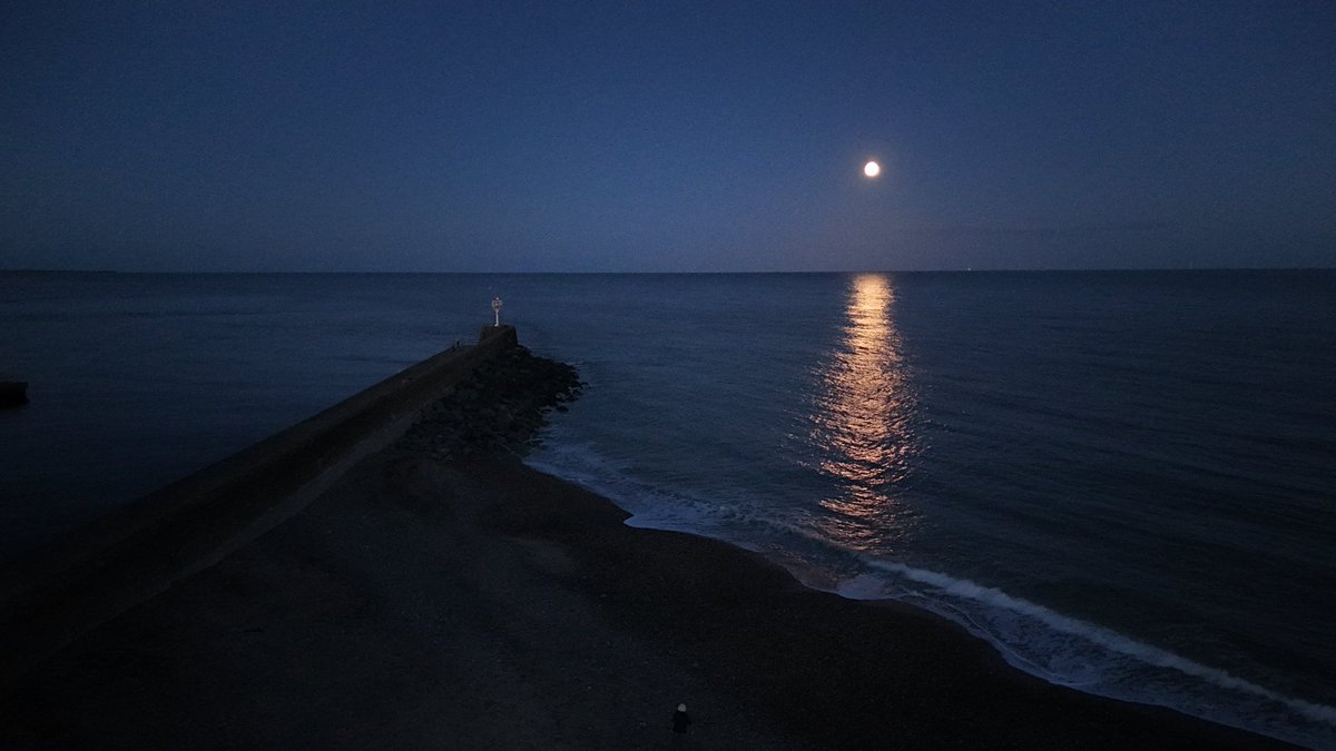IanWintersPhoto's tweet photo. Harvest Moonrise at Arklow Pier, Co Wicklow https://t.co/1TXflu690G