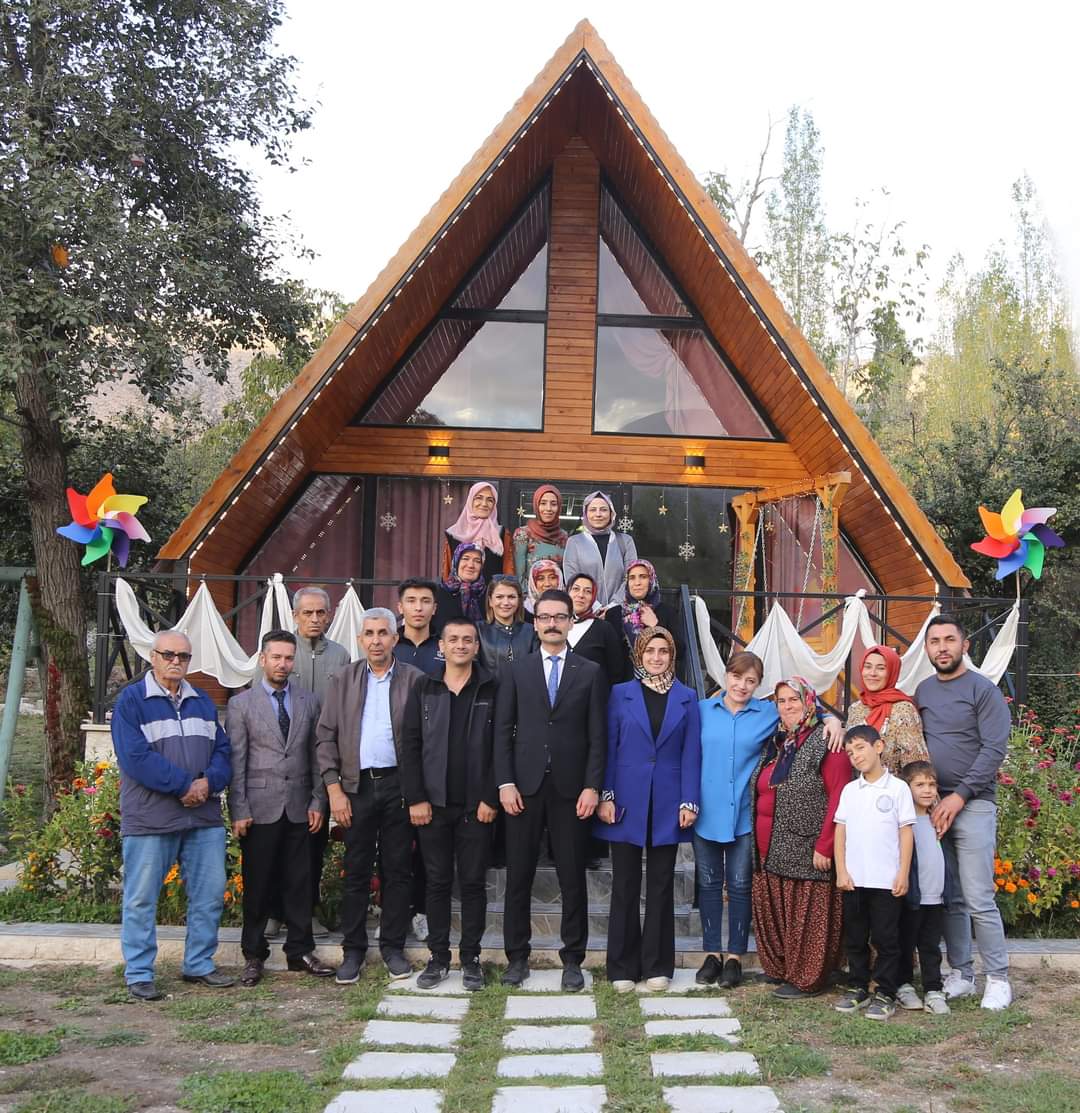 İlçemizin tanıtım faaliyetleri kapsamında Kon TV 'Alın Teri Programı' ekibini proje gönüllüsü ögretmen ve vatandaşlarımızla birlikte ilçemizde ağırladık.