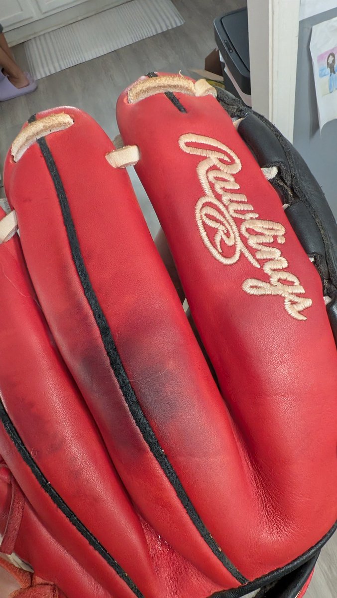 sgibson513's tweet photo. @RawlingsSports the other day my glove got wet and now has this spot. What do you recommend to get it out?
I've tried light scrubbing and conditioner https://t.co/nPQYoID5lj