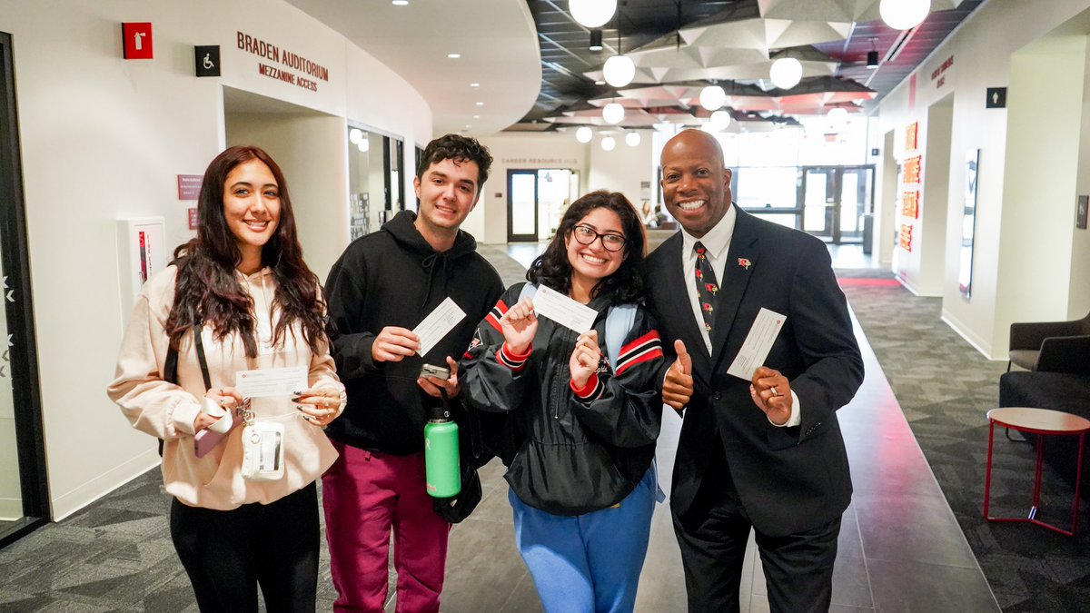 Thanks to all the @illinoisstateu students attending and engaging with me at our <a href="/Redbird_Life/">Redbird Life</a> <a href="/Redbird_Food/">Redbird Food</a> Tweet Treat this week. Wishing you all the best as you complete midterm exams, papers, and projects! 👍🏽