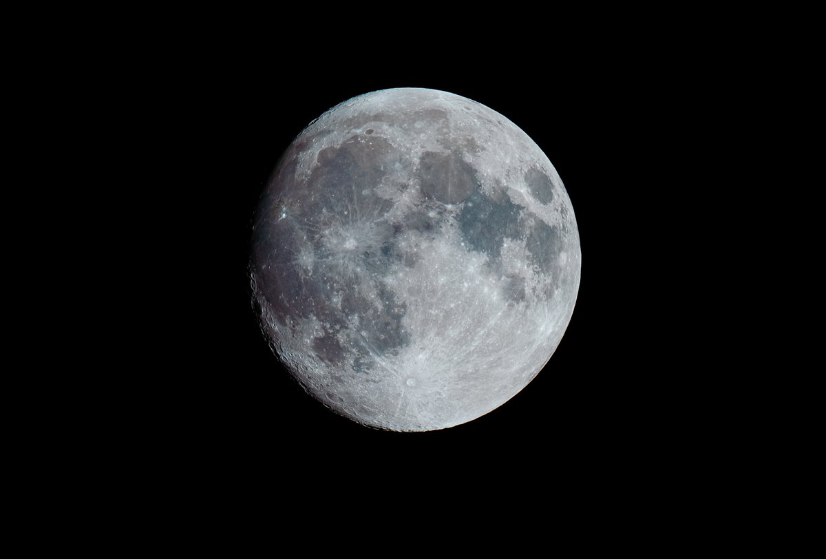 Kyle Ross (@kylerossphotos) on Twitter photo Full moon with the 600 on loan from Nikon that was supposed to be for baseball. Big improvements by stacking and color adjustments from <a href="/SarahMathsAstro/">Sarah Mathews</a> Full moon with the 600 on loan from Nikon that was supposed to be for baseball. Big improvements by stacking and color adjustments from <a href="/SarahMathsAstro/">Sarah Mathews</a>