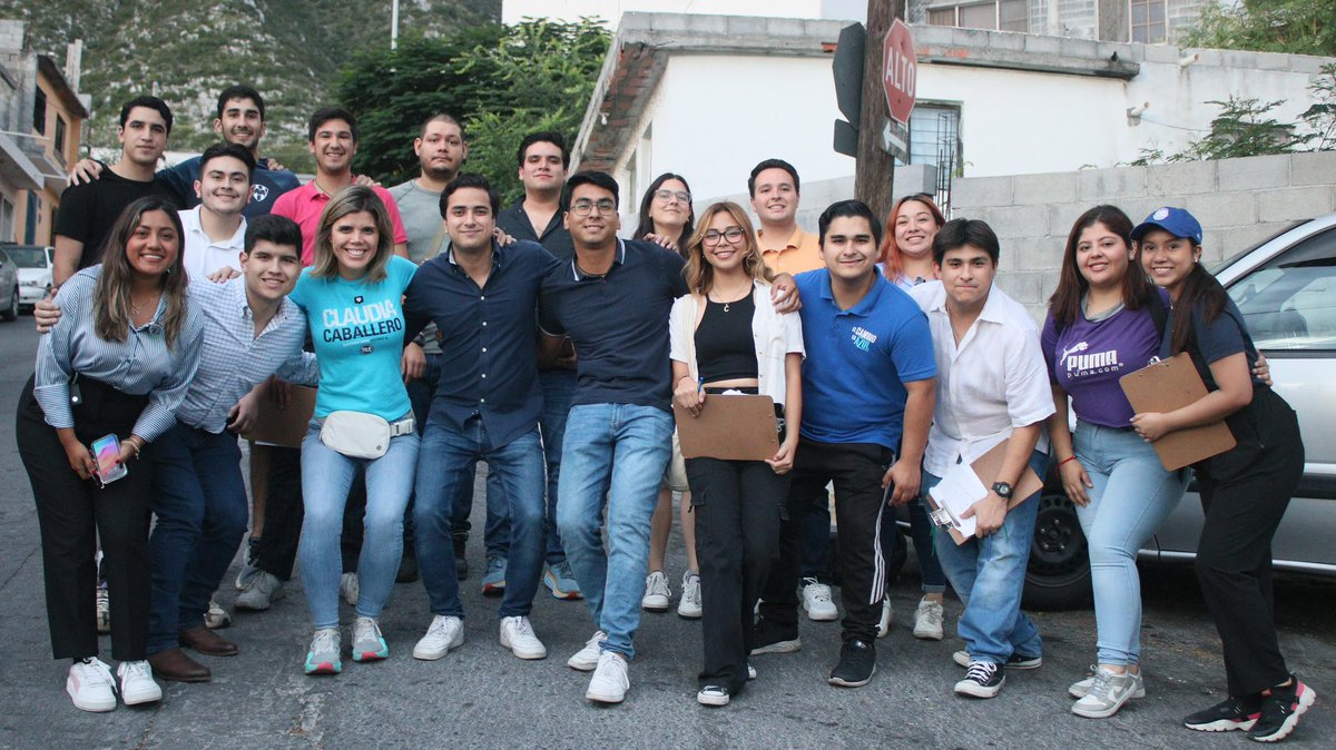 ClauCaballeroCh's tweet photo. ¡Trabajando en Un Solo San Pedro! 💙✨✌🏼 Con este equipazo recorrimos parte del poniente y seguiremos visitando a nuestros vecinos. ¡Estoy de tu lado!
#ClauEnAcción #SPGG #Distrito18 #SomosPAN @DiputadosPANNL https://t.co/NyPNLrStyU