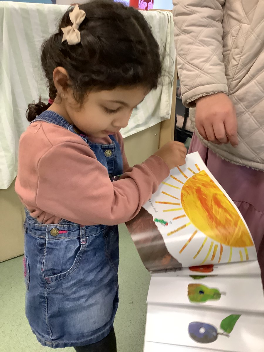 TinsleyMeadows's tweet photo. Our Moonstones (FS1) Lending Library officially opened yesterday! 🙌🎉 

Every week we can choose a different book and read it at home with our siblings and grown-ups! 😍 

Well done to all our enthusiastic readers! 🤩 https://t.co/MtjdxH3U9h