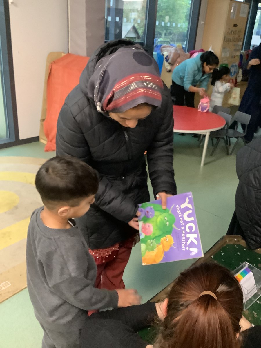 TinsleyMeadows's tweet photo. Our Moonstones (FS1) Lending Library officially opened yesterday! 🙌🎉 

Every week we can choose a different book and read it at home with our siblings and grown-ups! 😍 

Well done to all our enthusiastic readers! 🤩 https://t.co/MtjdxH3U9h