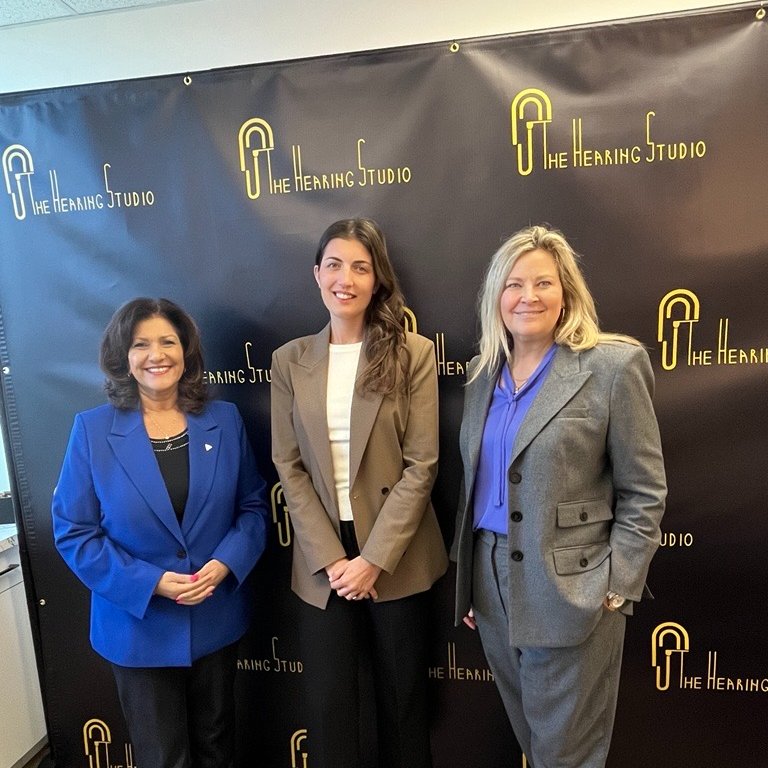 CHogarthPC's tweet photo. Joined Minister @ninatangri at #EtobicokeLakeshore's own The Hearing Studio, a small business on The Kingsway transforming lives through innovative hearing care! They ensure you receive hearing aids tailored to your needs so you can feel your best! 👂💙 #LetsSupportLocal https://t.co/hmHNZIzveM