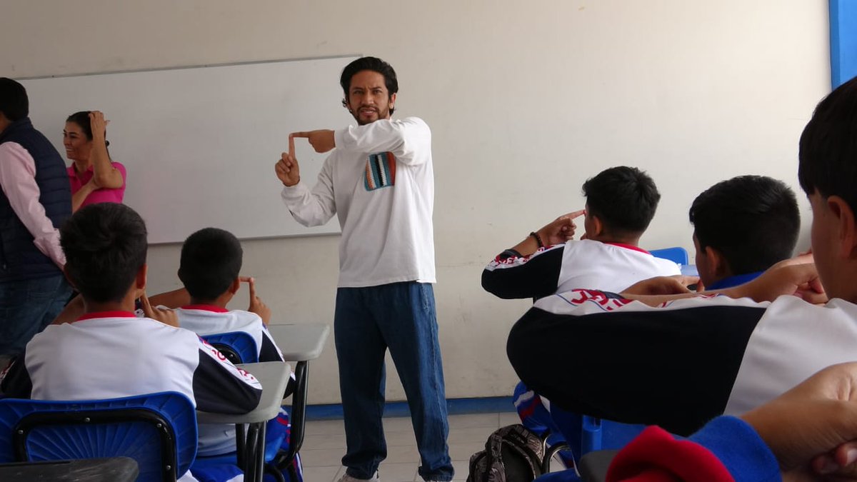 ismed_ssd's tweet photo. Se acudió a la Escuela Secundaria Gral. no 10 Profesora Hermila Galindo Acosta, ahí el Secretario de la #SSD Dr. Moisés Nájera Torres, en equipo con el #ISMED y el artista de danza urbana; Rozen, compartieron una mañana con el alumnado a través de pláticas de salud y activaciones https://t.co/dgMBwSg47q