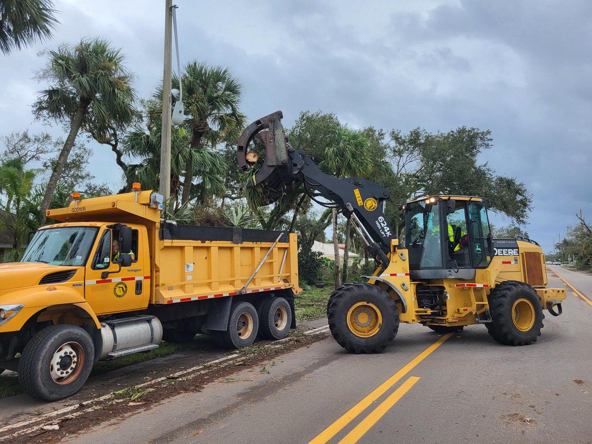 MyFDOT's tweet photo. Want to know how FDOT is able to remove tons of debris from our roadways so quickly after every hurricane? Weβll let you in on our secret: itβs thanks to the collective passion, hard work, and commitment of these men and women from across the state! πͺ #OneFDOT #ReadyToServe https://t.co/nZx0n5DsoL