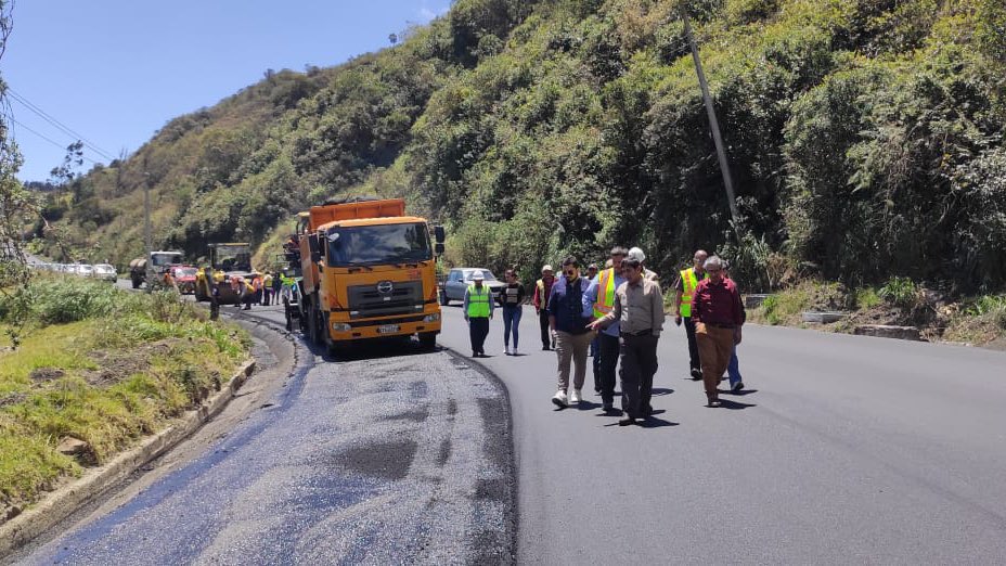 MIT_Ecuador's tweet photo. #Cañar | El viceministro Alex Villacrés, junto al equipo técnico de @AgendaCAF, constató los trabajos de asfalto en la vía Zhud-Angas, como parte del mantenimiento por resultados que ejecutamos con recursos de este organismo multilateral.

#ElNuevoEcuadorResuelve https://t.co/lfWERZ663e