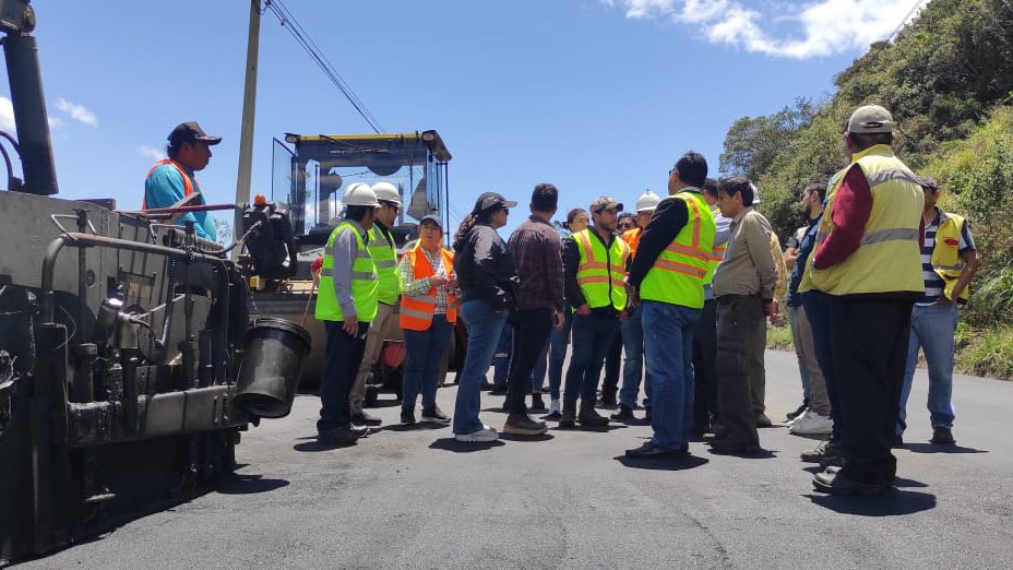 MIT_Ecuador's tweet photo. Más de 192 km de red vial estatal son atendidos con este contrato que tiene plazo hasta el año 2028. https://t.co/DfGWwS4FEX