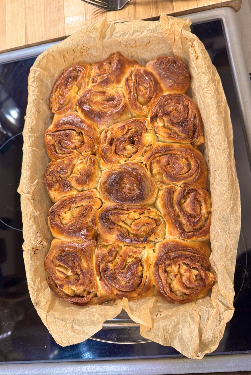 Proovisin õuna-kaneelirulli retsepti. Väga maitsev, AGA need kogused võid ja suhkrut mis usa retseptides on… täiesti õudne! Tainas- või ja suhkur, kaneel- põhiliselt või ja suhkur, õunad- suhkur ja loomulikult veidi võid ka ikka. Glasuuri jätsin ära sest wtf?