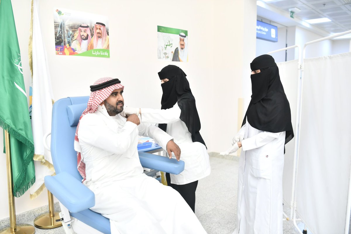 JazanUniversity's tweet photo. #الجامعة_اليوم| سعادة رئيس الجامعة #محمد_أبوراسين يدشن حملة التطعيم ضد #الإنفلونزا_الموسمية التي ينفذها المستشفى الجامعي.
#جامعة_جازان https://t.co/KF0AOZxYCY
