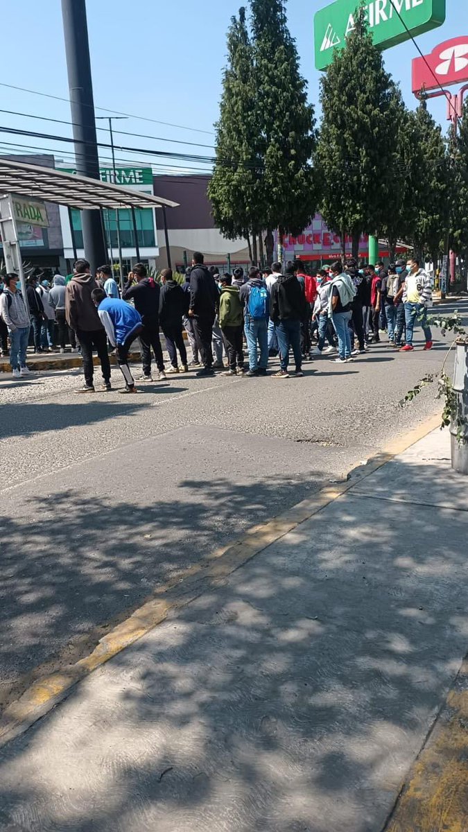 MetropolitanoEm's tweet photo. ⚠️ Estudiantes de la Escuela Normal Rural de Tenería protestan en el Centro Comercial Pabellón Metepec, exigiendo diálogo con autoridades de SEIEM. La plaza fue desalojada por seguridad. 🚨 https://t.co/zsxqOfPW4U
