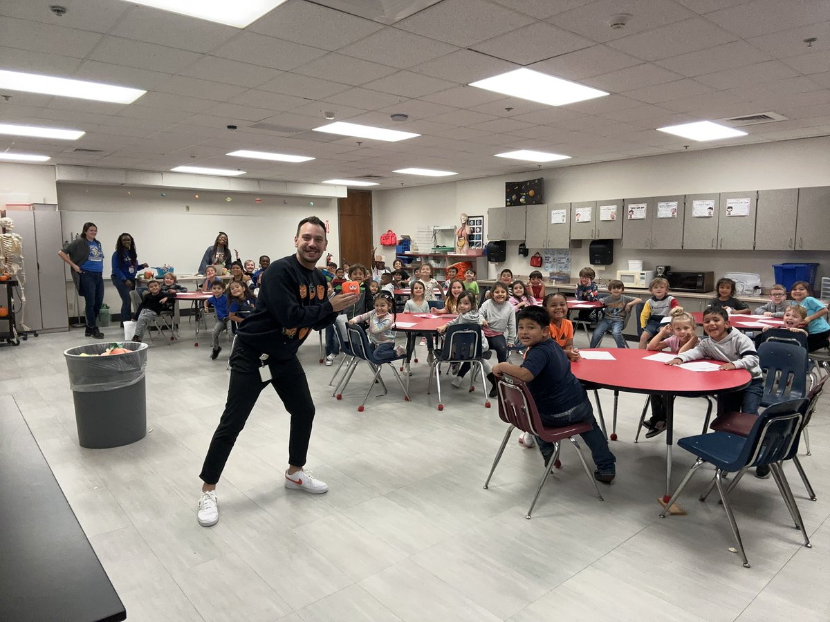 stemlpisd's tweet image. Had a blast with College Park Elementary Kindergarteners today! 🎃 They built shelters to protect Spookley the Square Pumpkin and his friends from a windstorm! 💨 These young engineers did an amazing job! 👏 #STEM #KindergartenEngineers #Spookley #STEMinAction @lpisd