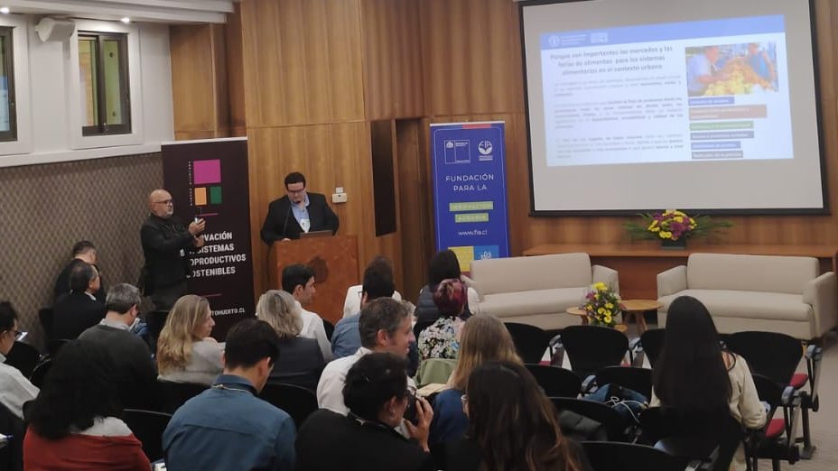 FAOChile's tweet photo. 🌿#HOY 👉 David Torres, especialista en Sistemas Alimentarios, abastecimiento y comercialización inclusiva de @FAOAmericas, expuso en el "Conversatorio Internacional: Innovación en Sistemas Agroproductivos Sostenibles", organizado por la Fundación Proyecto Huerto. https://t.co/L7kmm9tgjX