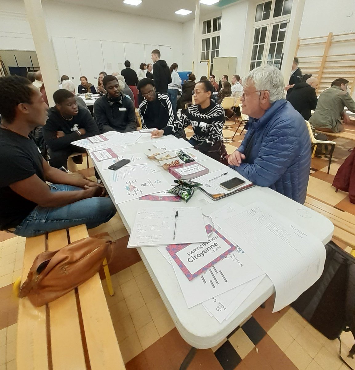 MPMarchand's tweet photo. Une salle bondée pour la rentrée des Conseils de quartier ce soir à l'école Fagon. Ravie de retrouver le CQ6 ( Olympiades/Choisy), dont je suis élue référente. C'est parti pour de nouveaux projets avec des habitants qui "s'en mêlent" et prennent en main leur quartier.@mairiedu13 https://t.co/9S4uHyQFrb