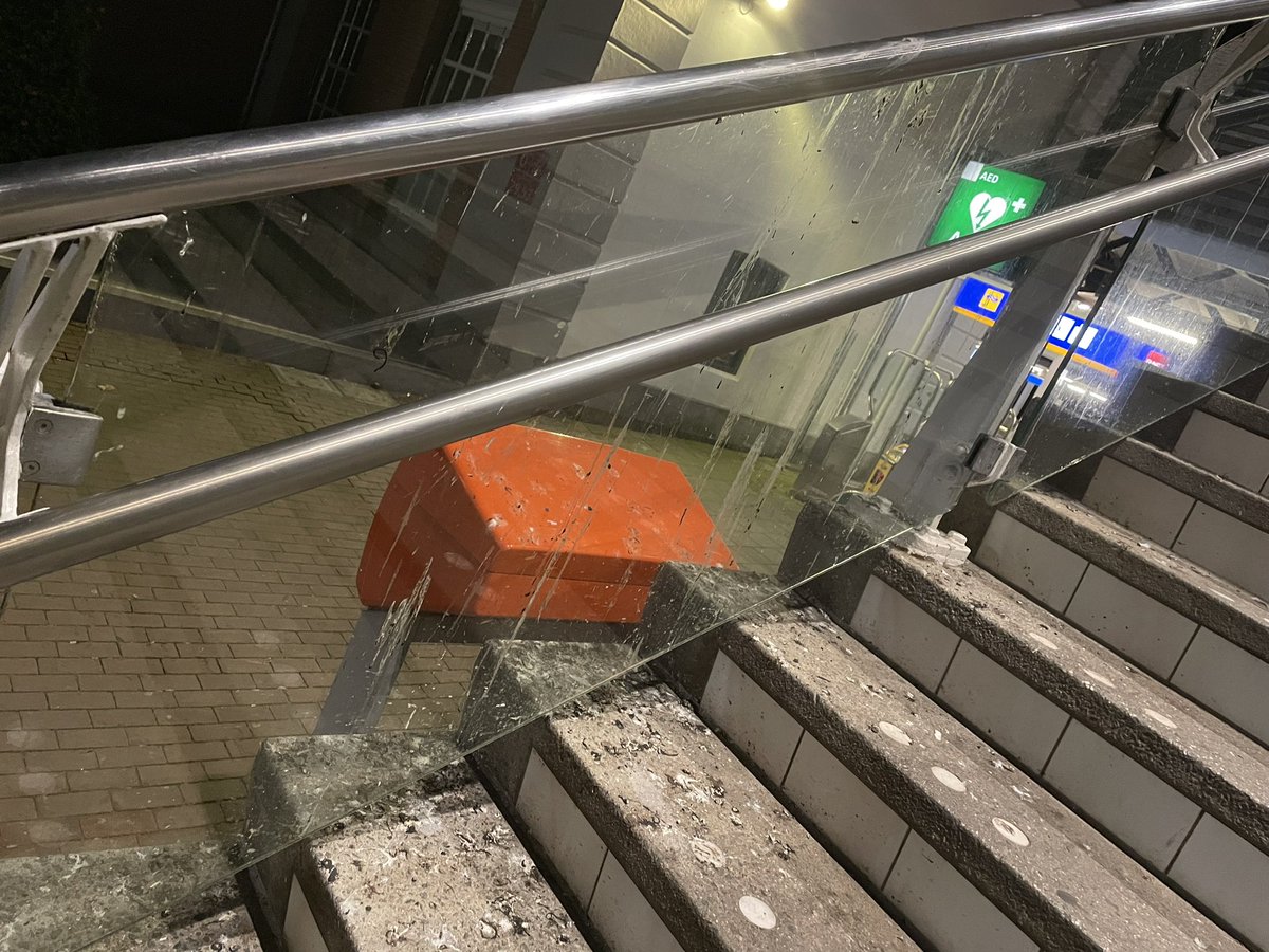 LorinvdB's tweet photo. Misschien handig en fris om iets te doen tegen de vogels die op de balken onder de overkapping zitten, Dordrecht trap naast de fietsenstalling. @NS_online @NS_Stations https://t.co/UsOF8wbr62