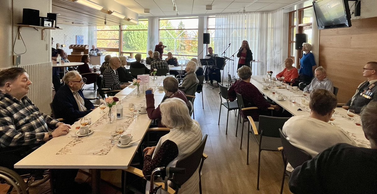 Kahvikonsertti #sotiemmeveteraanit &amp;veteraanisukupolvi lämpimässä tunnelmassa 🇫🇮❤️ KIITOS Kalevi Rönnkvist &amp; Finnairin lentävä tiimi, kiitos vahvasta tervehdyksestä <a href="/MarkkuJms/">Markku Jämsä</a> Järjestimme ystävien kesken. Mukana kaikki sodan ryhmät. Isänmaan tarina jatkuu #yhdessä <a href="/OKKSkuntoutus/">Oulunkylän kuntoutuskeskus</a>