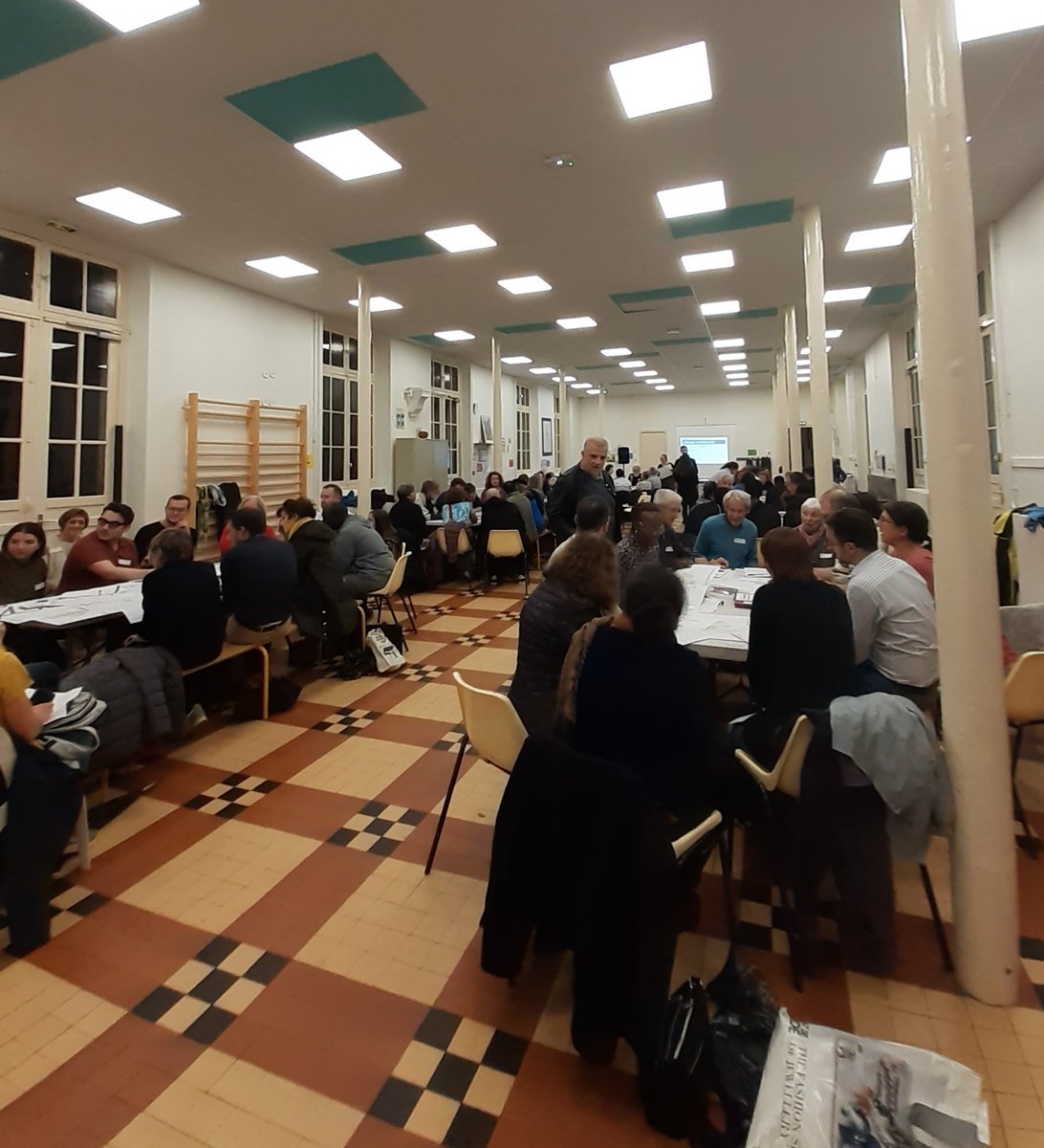 MPMarchand's tweet photo. Une salle bondée pour la rentrée des Conseils de quartier ce soir à l'école Fagon. Ravie de retrouver le CQ6 ( Olympiades/Choisy), dont je suis élue référente. C'est parti pour de nouveaux projets avec des habitants qui "s'en mêlent" et prennent en main leur quartier.@mairiedu13 https://t.co/9S4uHyQFrb
