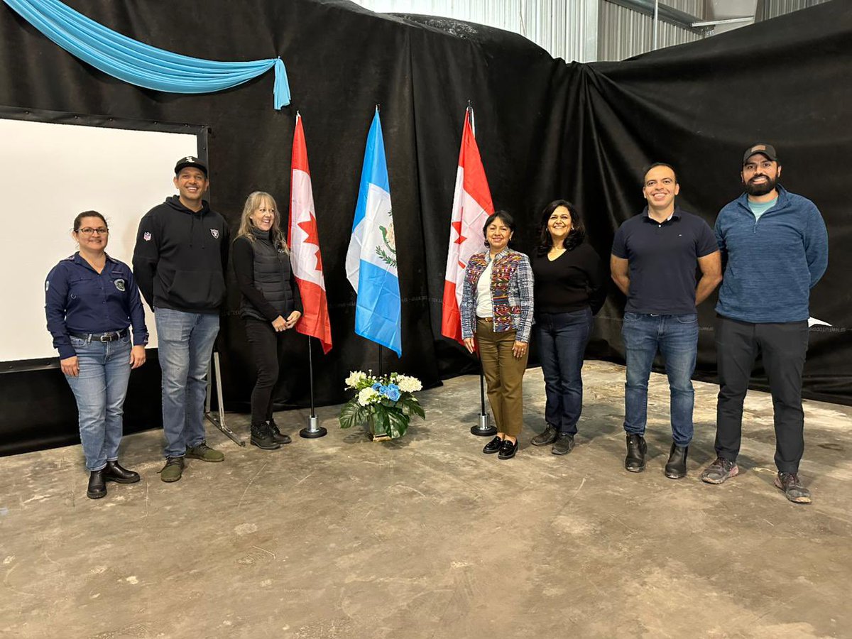 MinexGt's tweet photo. El @ConsGtVancouver, gracias a las alianzas establecidas con la organización #AgSafe, logró que los guatemaltecos trabajadores temporales recibieran apoyo mediante consejería brindada por profesionales guatemaltecos. #GuatemalaCercaDeTi🇬🇹 https://t.co/H73pTkS214