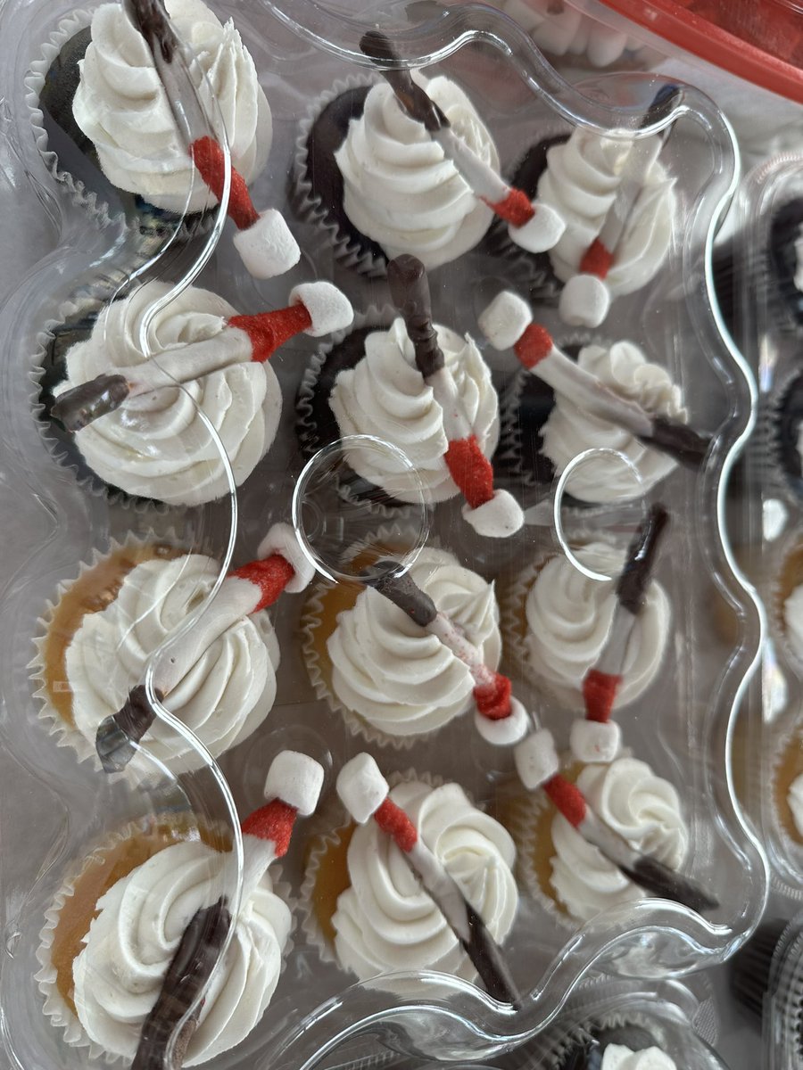 Lisa Robertson tweet media