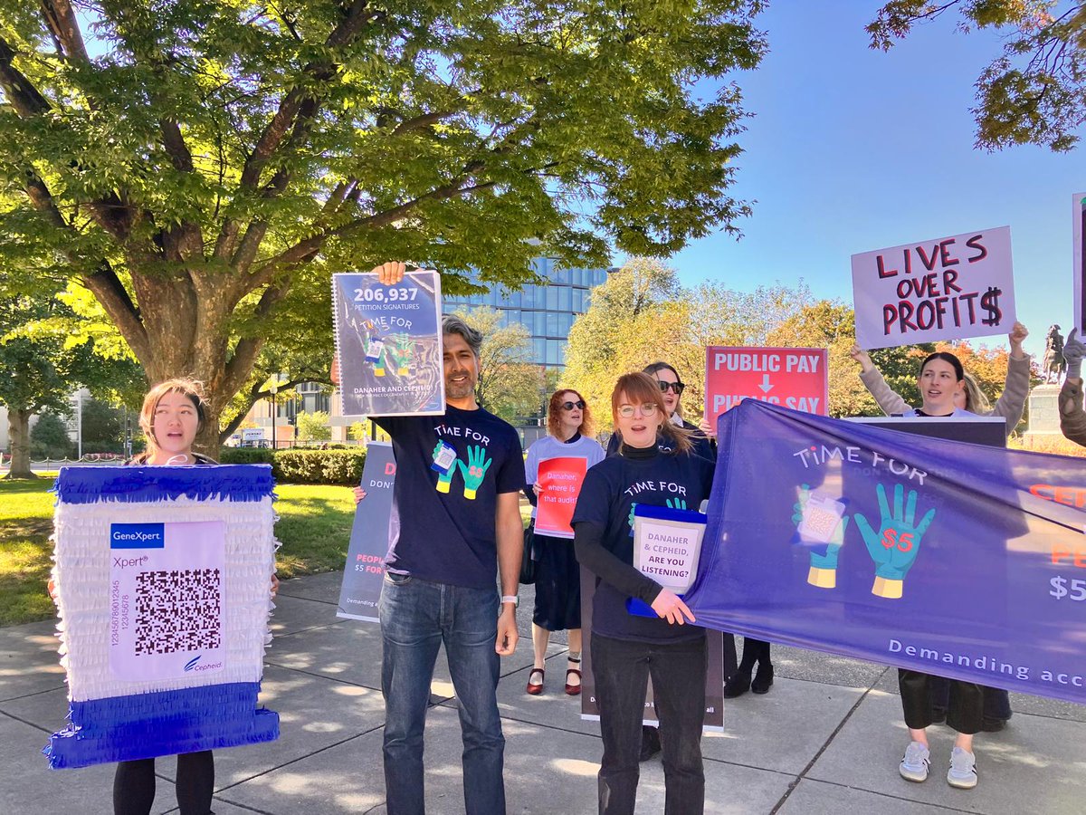 MSF_access's tweet photo. Over 206K people have spoken up, demanding @DanaherCorp &amp; @CepheidNews stop profiteering off lifesaving tests for #TB, #HIV, #hepatitis &amp; more.

Today we went to deliver these petition signatures to Danaher's doorstep, but they refused to accept them. 🤷🏽‍♀️

https://t.co/BJKwzEKPBH https://t.co/ov7tvBWvgP