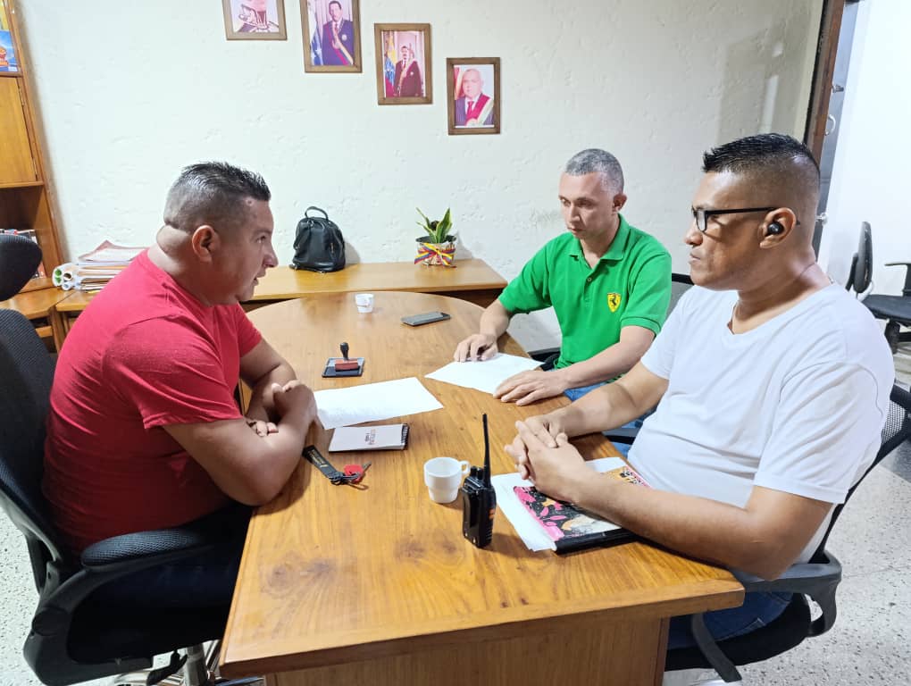 CronosOdiseo's tweet photo. #Fundabit Torres el día de hoy en reunión con el presidente de la Concejo del Municipio Bolivariano Pedro León Torres, tramitando apoyo logístico para la gran jornada municipal de robótica educativa. @HectoRodriguez @Fundabit_ @Fundabitlara01 @EleamerAbdala @cdcelara @Dimary08 https://t.co/kPFylAbn2B