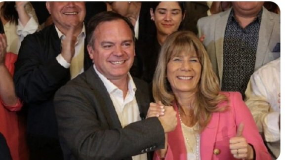 AQUÍ LA PAREJA MAS CORRUPTA DEL PARLAMENTO. Y no es fácil merecer este "galardón" entre tanta corrupción.
No solo se pasaron a la derecha por dinero y poder, sino que ahora han dado sus votos para destituir al Ministro Muñoz, defensor de los DDHH y defensor de los ciudadanos.