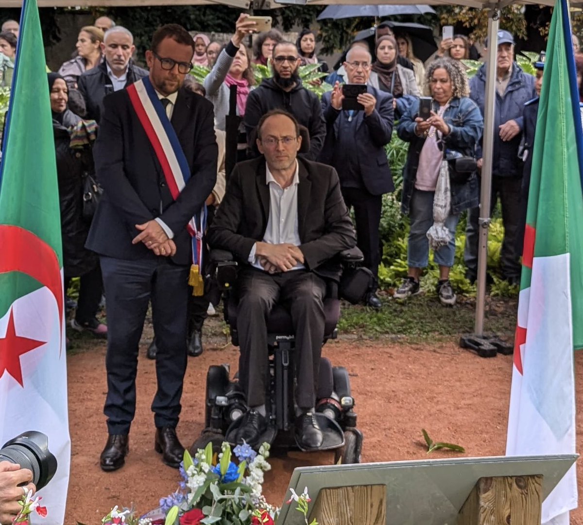 Hommage aux Algériens, victimes du massacre du 17 octobre 1961 alors qu’ils manifestaient pacifiquement contre un couvre-feu fondé sur des critères raciaux.

Parce que cette date a été si longtemps effacée de notre mémoire, à Villeurbanne nous ne les oublions pas.