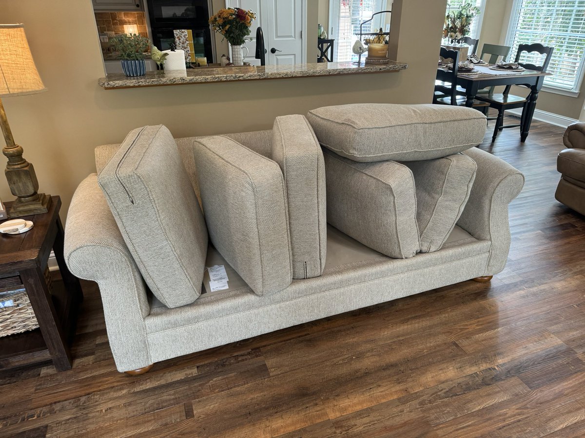 CitruSolution's tweet photo. Not only do we clean wall-to-wall carpeting, but we also clean area, rugs, and upholstery. And we do it right the first time without exceeding your budget. Please don’t call the bozo, rather call the hero! https://t.co/dIpz4EJhv8
