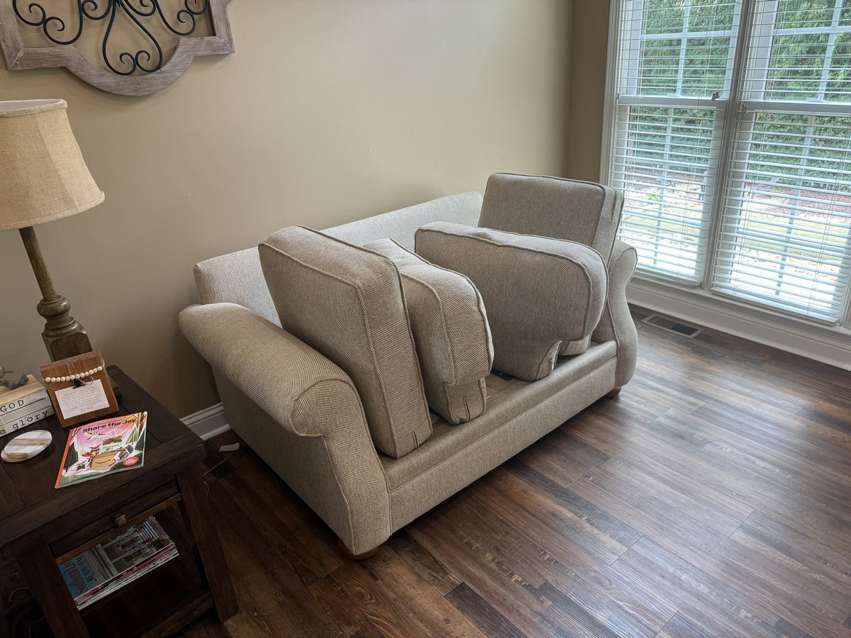 CitruSolution's tweet photo. Not only do we clean wall-to-wall carpeting, but we also clean area, rugs, and upholstery. And we do it right the first time without exceeding your budget. Please don’t call the bozo, rather call the hero! https://t.co/dIpz4EJhv8