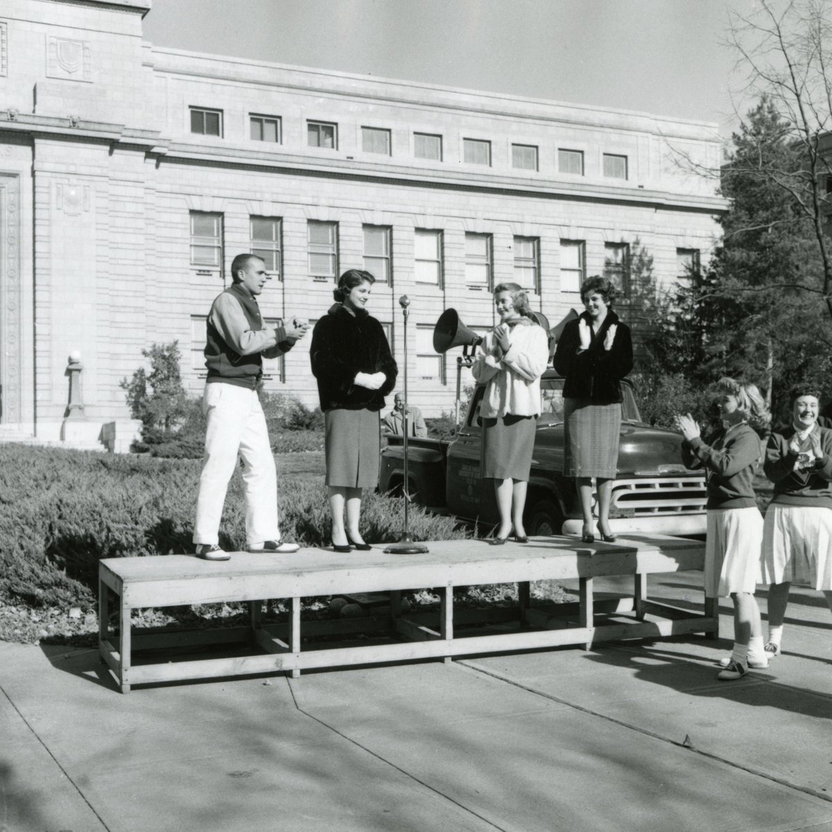 In honor of this week being the 112th KU Homecoming, here is a #ThrowbackThursday from 1959. Students are seen participating in an activity in front of Strong Hall. Things look just a little bit different now! #KUCollege #UniversityofKansas #HeartofKU #RockChalk 🔙 💙