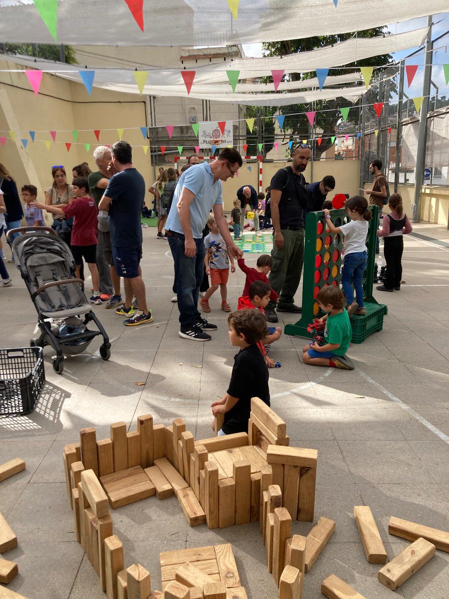Gran èxit de la Festa de Benvinguda de l’AFA!
Tallers, tabals, jocs, inaguració de l’hort, paellada per a tothom i la presentació de la Cucafera feta per famílies de l’escola!
Benvingut curs 24-25! 
Comencem amb moltes ganes!