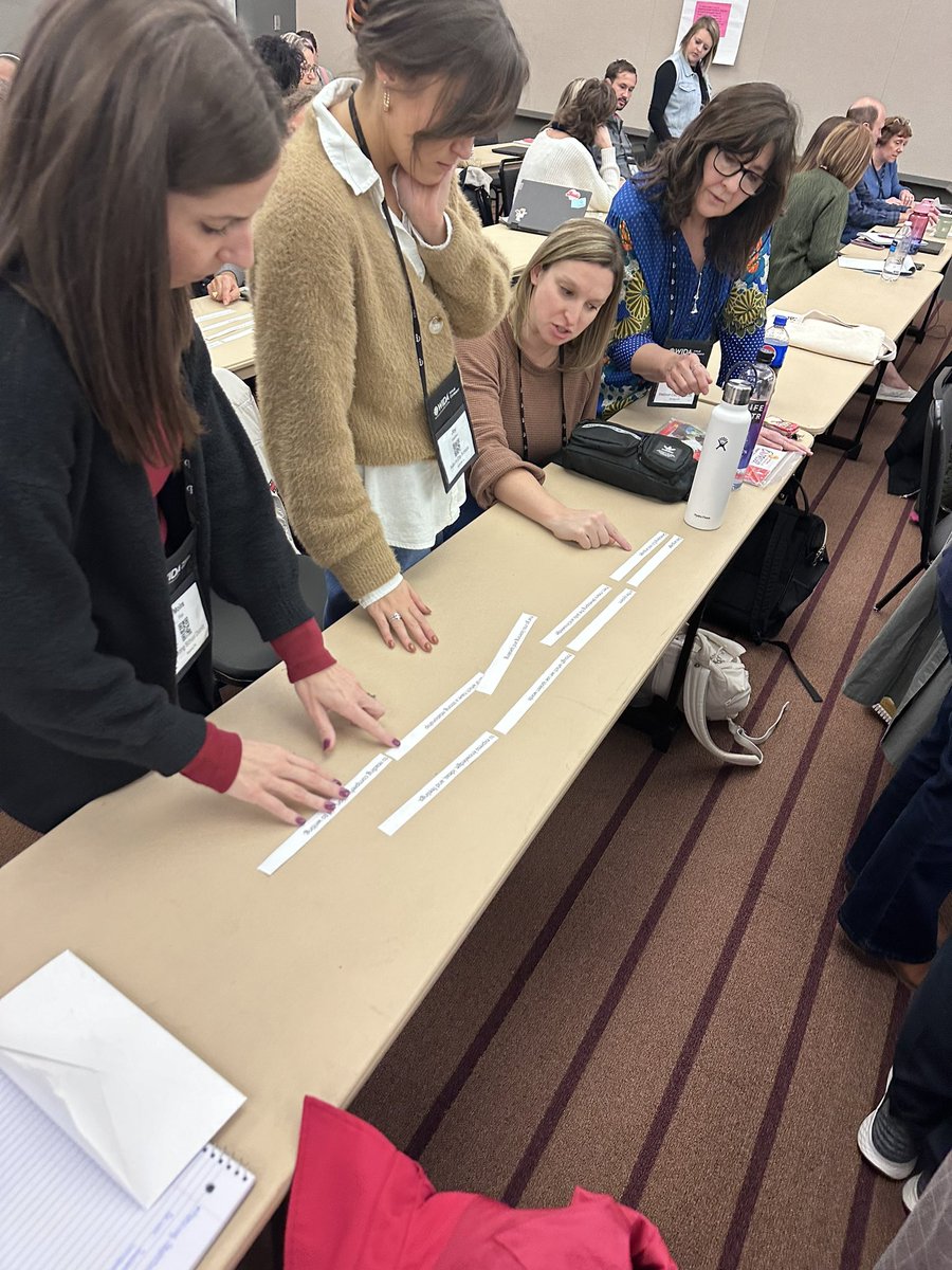 mrsthewlett's tweet photo. It was a full house at our Planning Opportunities for Increased Student Discourse. @TeachbiahG and I thoroughly enjoyed spending time with @WIDA_UW participants as they experienced the what, how and why of oral language development. https://t.co/GTZIeL7qTL
