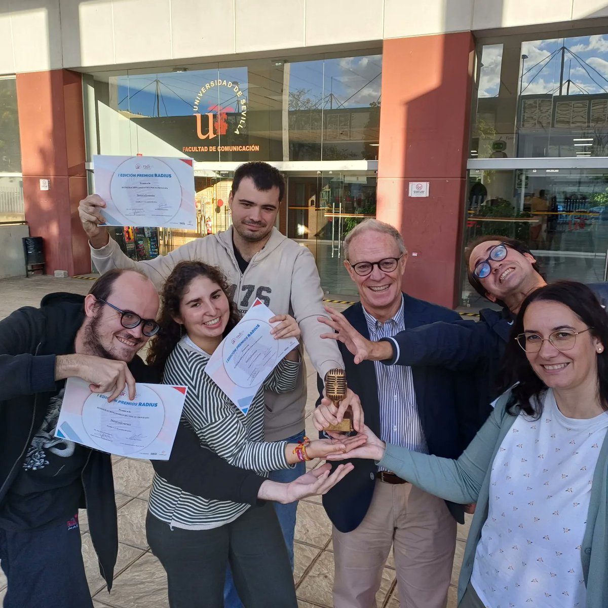 CatedraAutismo's tweet photo. 📢 #Neurodiversia es premiada por la #inclusión en la radio🎙

Gracias a @RadiUS_Sevilla, @unisevilla, @Autismo_Sevilla y a #FundacionKonecta y #Befesa por hacerlo posible. ¡Y a nuestr@s oyentes! 🥳

♥️💚💙 Enhorabuena a los hombres y mujeres autistas que crean este podcast 🌟 https://t.co/tnUBzp1pXp