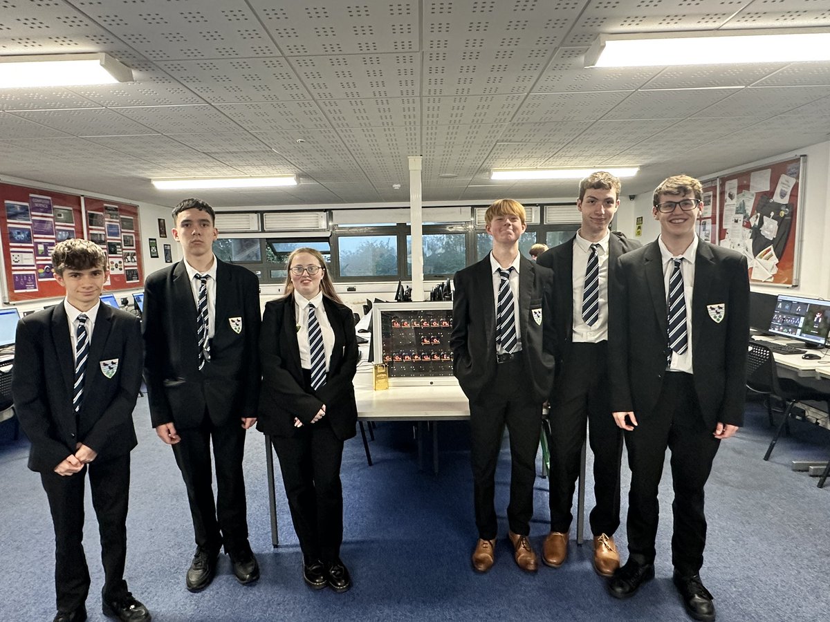 ygs_computing's tweet image. So proud of all of the amazing pupils who supported our Computing AoLE at Open Evening last night. Thank you all for displaying our Greenhill values so well and inspiring future pupils in all things digital 🤖 😊 🤖 😊 @YsgolGreenhill #TeamGreenhill