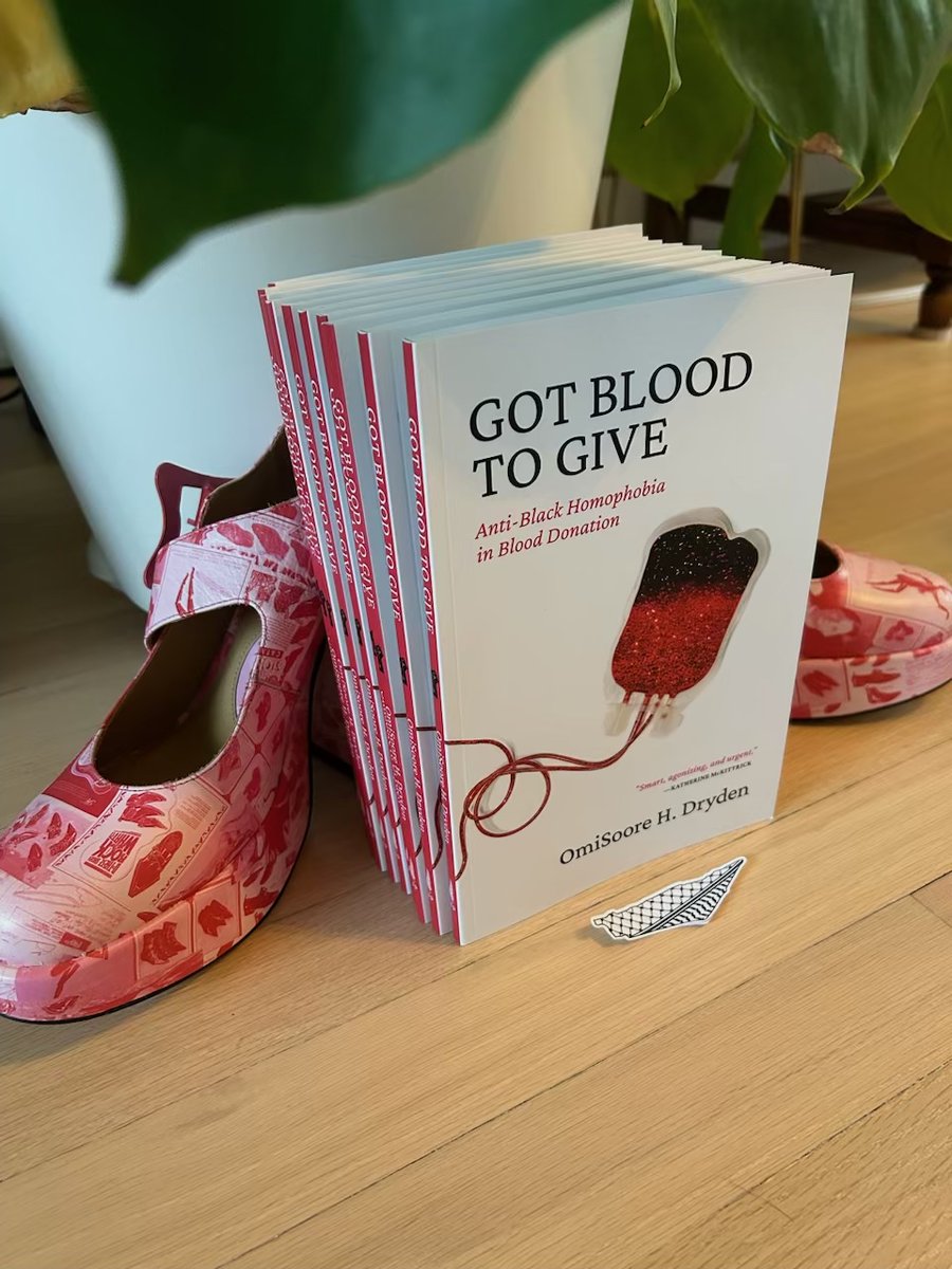 #Oct16 Dr. Dryden held her book for the first time! take a look!! 🖤🌈🩸