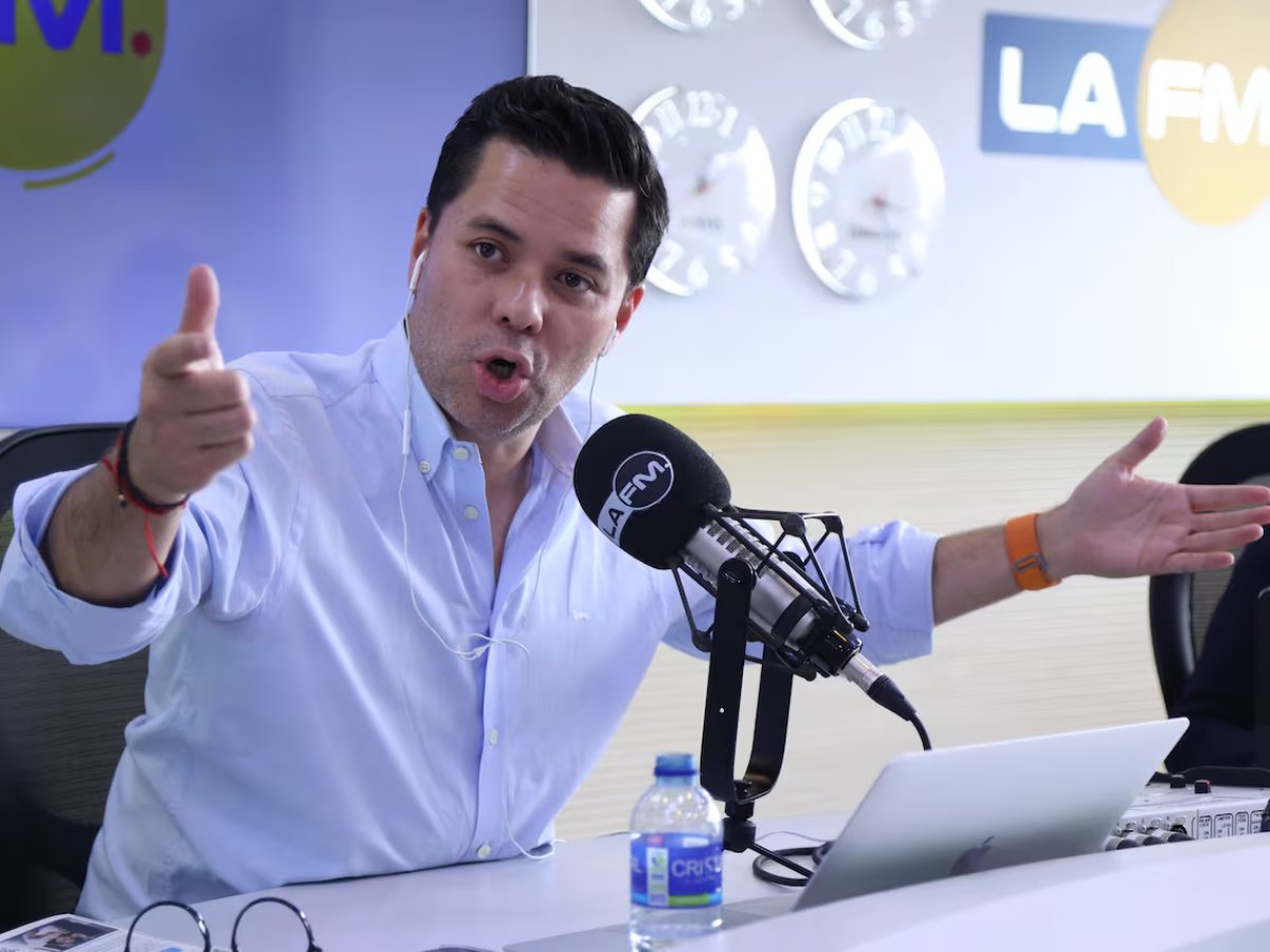 Se dijo que <a href="/lcvelez/">Luis Carlos Vélez 🌎</a> salió de <a href="/rcnradio/">RCN Radio</a> por presiones del gobierno, o que había sido castigado por errores periodísticos, pero ninguna de esas versiones es cierta.

El crecimiento en la audiencia de Vélez escondía problemas de plata y todo empeoró con su soberbia al aire.

Va  🧵