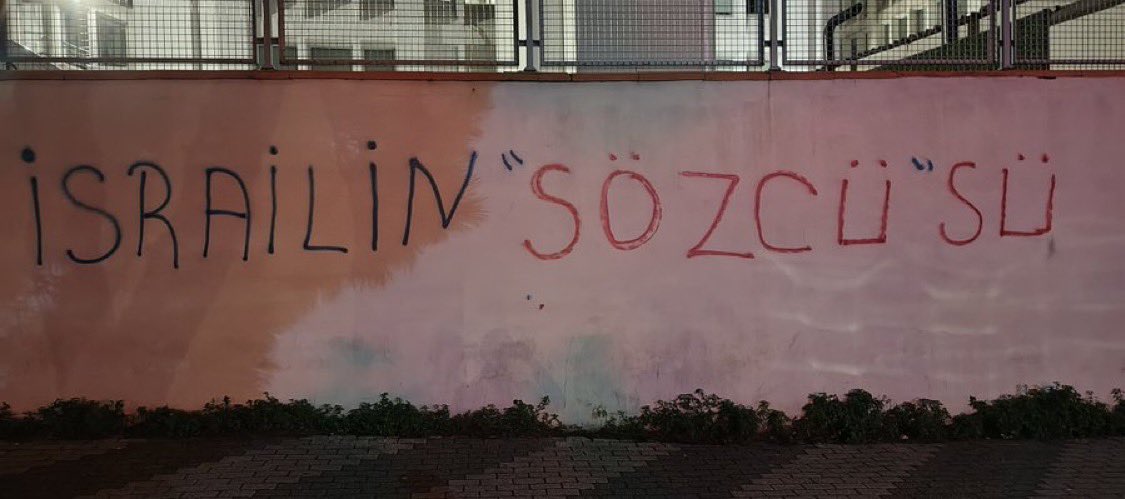 İstanbul'da bir grup genç, Sözcü Gazetesi'nin önüne, "İsrail’in Sözcü’sü" yazısını yazdı,