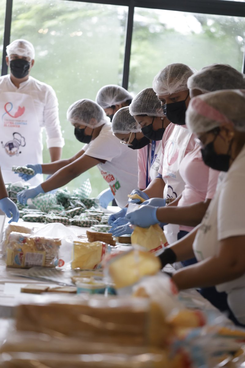 ParqueOmarPma's tweet photo. Ayer fue un día lleno de energía y solidaridad, empezando con una mañana de mucho trabajo en la que preparamos más de 850 sandwiches que luego fueron entregados a los pacientes y sus acompañantes del @ioncologico https://t.co/ICFPAMnUUY
