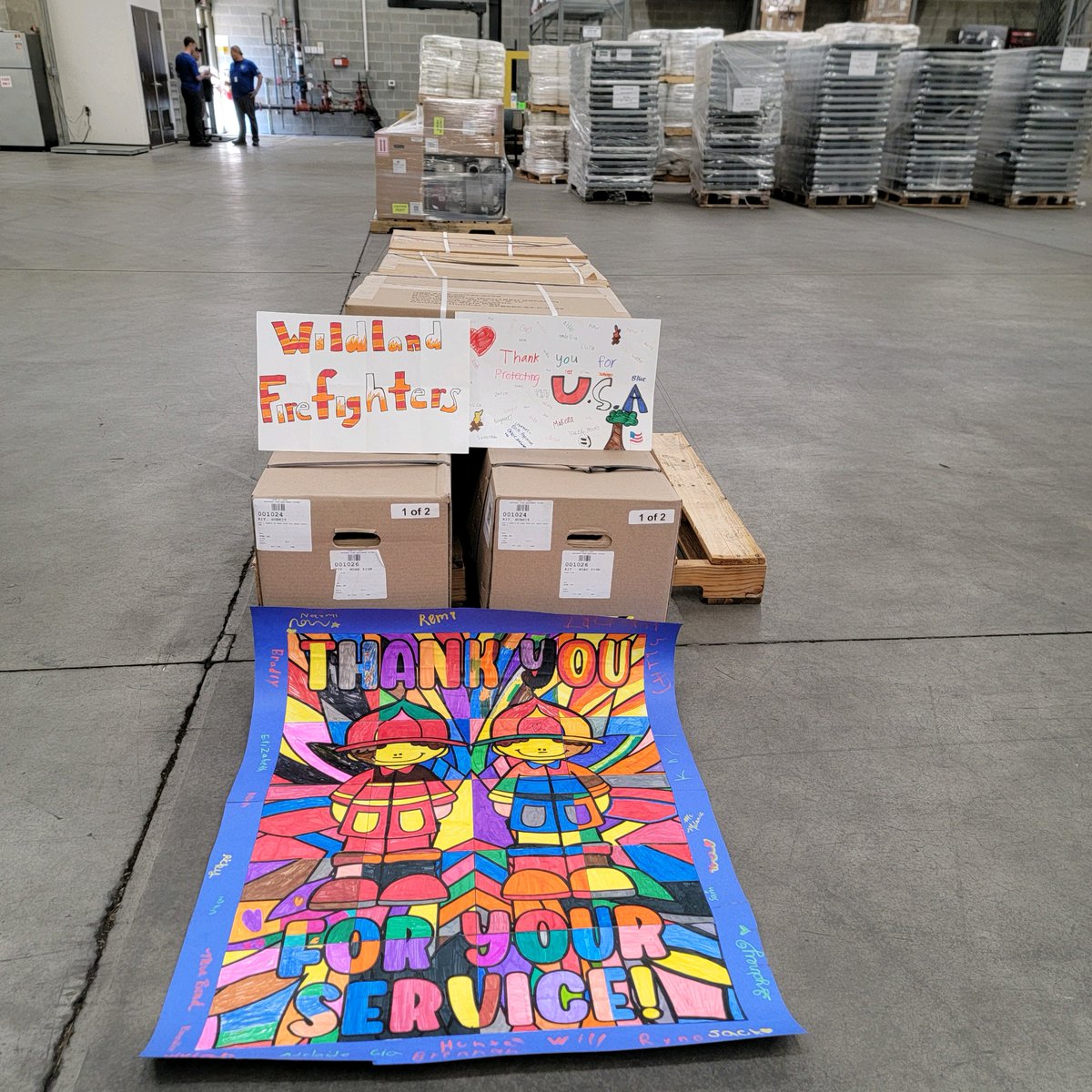 NIFC_Fire's tweet photo. Our wonderful friends at @westadaschools sent us COUNTLESS thank you cards for our wildland firefighters from their students of all ages. We sent some off to the @salmonchallisnf where they will distribute to their firefighters tackling the #RedRockFire.
#ThankAFirefighter https://t.co/XGHRQxmvrc