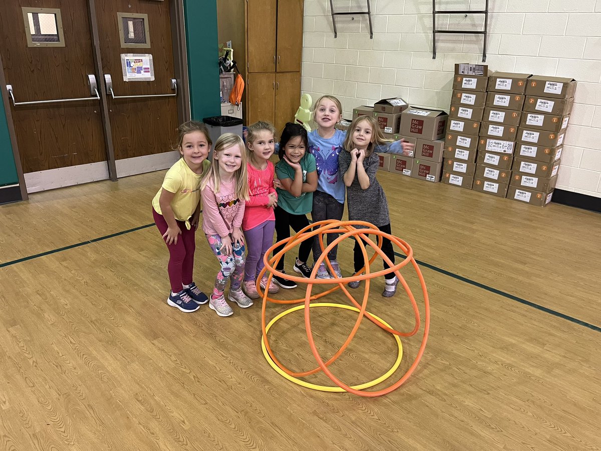 ReztheCoach's tweet photo. Ss had a blast building Hula Huts for our game using teamwork and cooperation! #TeamWorkMakesTheDreamWork @CloverHillES https://t.co/0sJpARkVsc