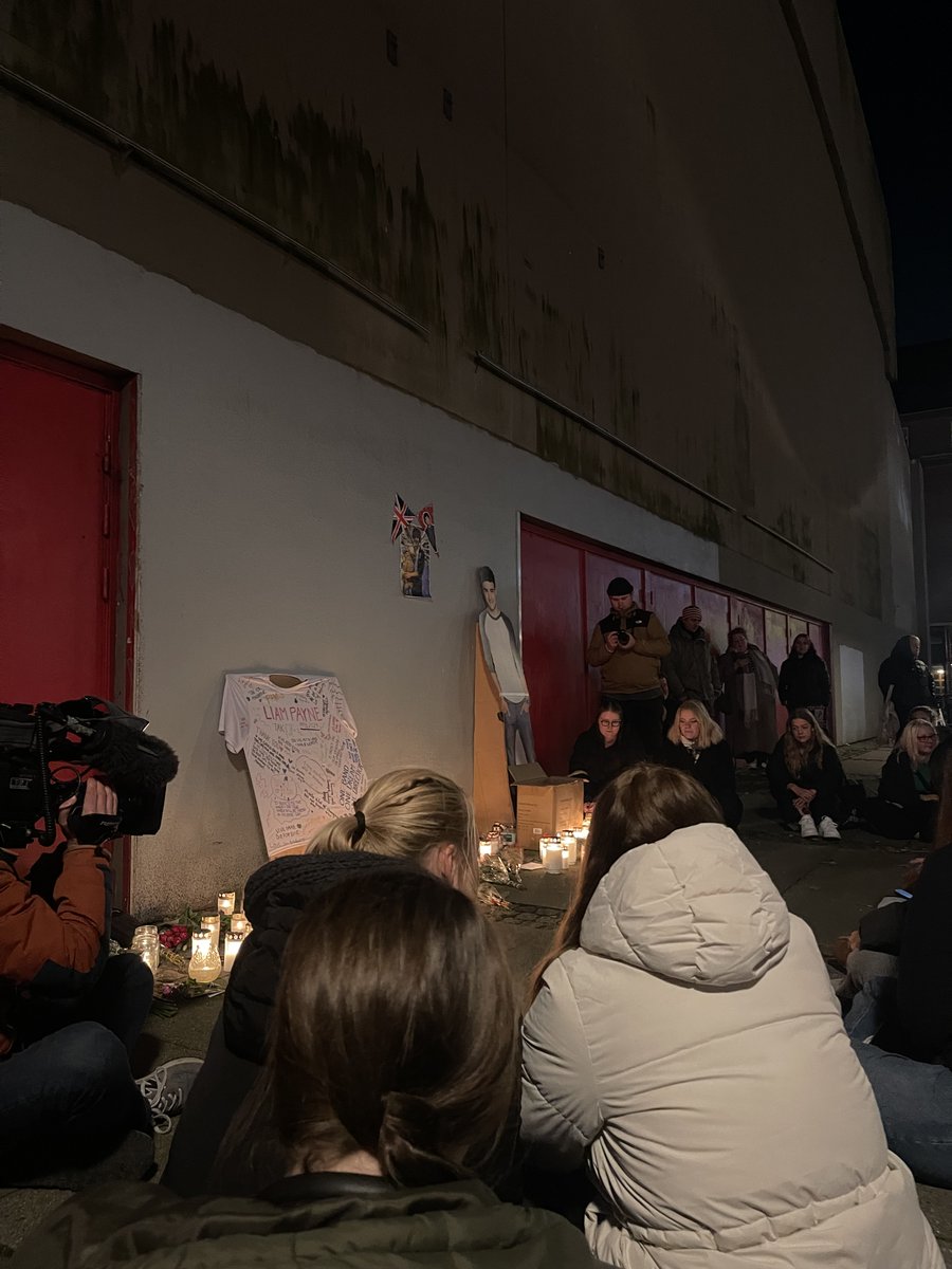 troiansbiscuit's tweet image. some pictures I took at the memorial service for Liam in Copenhagen🕯️wherever he is I hope he's looking down &amp;amp; sees how truly loved he was &amp;amp; always will be🪽🫶🏼last pic is the flowers &amp;amp; candle I brought for him &amp;amp; the card I wrote for/to him. #restinpeaceliam #restinpeaceliampayne