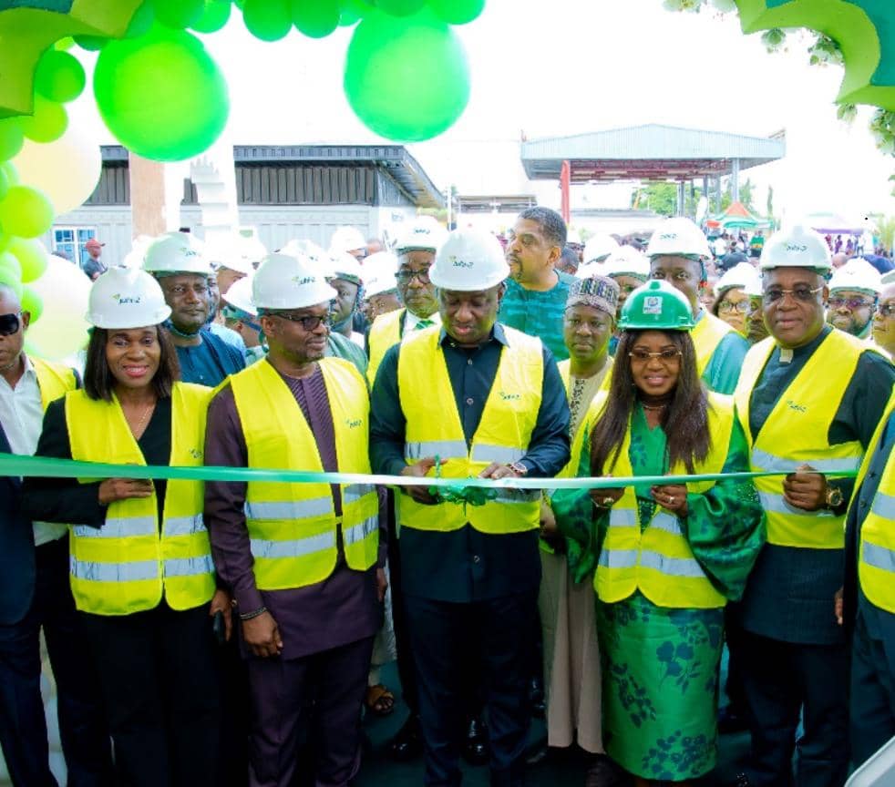 holarjyde's tweet photo. L-R: Phoebean Ifeadi, ED, Corporate Services, Eterna PLC; Abiola Lukman Lawal (ALL), MD/CEO, Eterna PLC; Festus Keyamo SAN, Minister of Aviation; Patience Dappa, GMD, Masters Energy; Gabriel Ogbechie, OON, Chairman, Eterna PLC at the commissioning of JUHI-2. https://t.co/XGXJm42c9Y